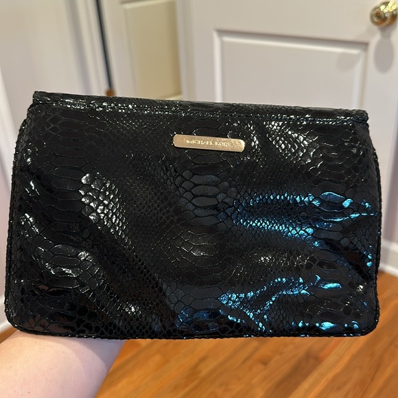 Michael Kors clutch 🖤 free shipping! - Picture 6 of 7